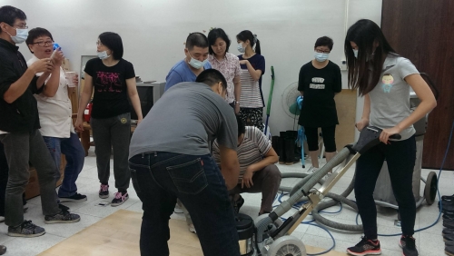台北市職能發展學院環境清潔技術員班-進行木質地板清潔保養維護技能