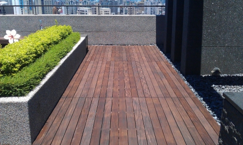 羅斯福路一段頂樓觀景台, 採用 Bona 戶外護木油,保養戶外觀景台庭院木地板