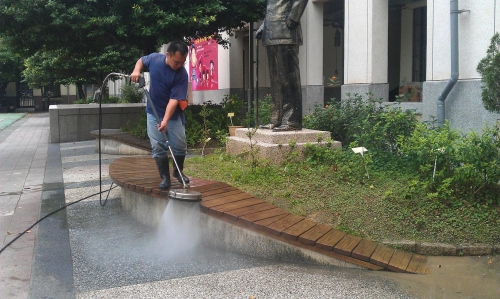 台北市中山國小使用BONA 博納戶外護木油保養戶外木棧道