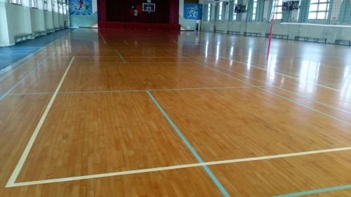 台北市立育成高級中學體育館進行 Bona運動木地板深層清潔保養施工