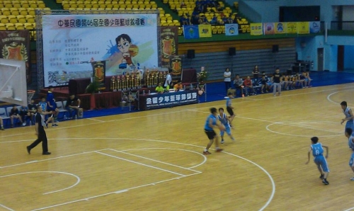 台北市體育局籃球運動場館－採用Bona深層清潔保養施工後一個月木地板狀況