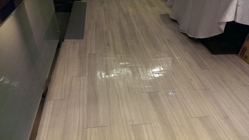 新東南海鮮餐廳-使用博納地板清洗機清潔進行超耐磨地板清潔保養
