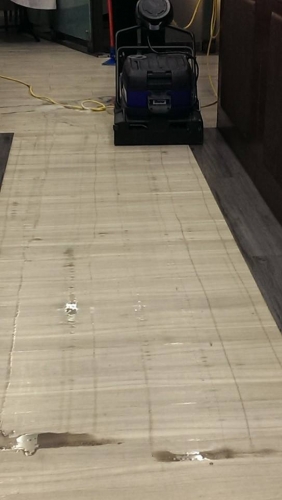 新東南海鮮餐廳-使用博納地板清洗機清潔進行超耐磨地板清潔保養