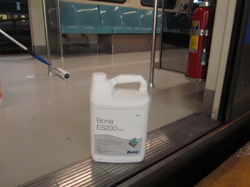 大眾捷運車箱 Bona Resilient 彈性地板系統清潔保養 DEMO 測試