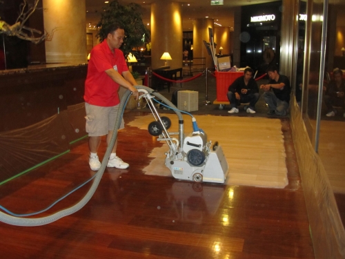 台北晶華酒店，上庭酒廊木地板採用博納無塵翻新工法進行中