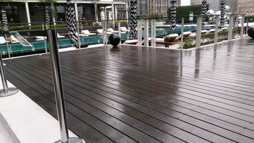W Hotel戶外泳池區使用Bona 戶外護木油保養