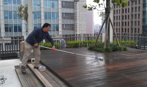 W Taipei 戶外木地板-進行博納Bona戶外木地板清潔護木油保養