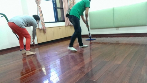 台北市職能發展學院10403學員，正在進行木地板博納深層清潔工法實作練習體驗