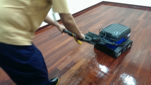 台北市職能發展學院10403學員，正在進行木地板博納深層清潔工法實作練習體驗